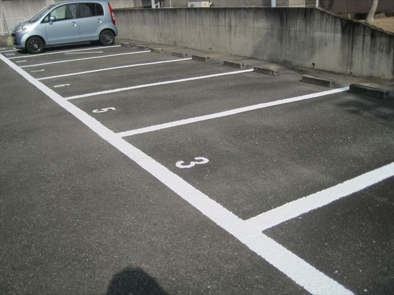 奈良市で約10台の駐車場の白線引き直し作業！